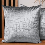  Dekoracyjna poszewka na poduszkę 60x60 cm w kolorze popielatym z tkaniny welurowej z wytłaczanym wzorem “skóra krokodyla”  