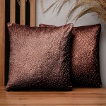 Dekoracyjna poszewka na poduszkę 35x35 cm w kolorze czerwono-brązowym z tkaniny welurowej z teksturą “kropelki”