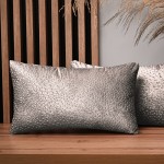 Dekoracyjna poszewka na poduszkę 30x50 cm w kolorze stalowym z tkaniny welurowej z teksturą “kropelki” 