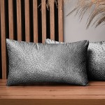 Dekoracyjna poszewka na poduszkę 30x50 cm w kolorze szarym z tkaniny welurowej z teksturą “kropelki” 