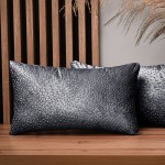 Dekoracyjna poszewka na poduszkę 30x50 cm w kolorze ciemnoszarym z tkaniny welurowej z teksturą “kropelki”