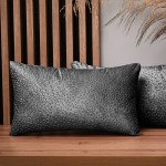 Dekoracyjna poszewka na poduszkę 30x50 cm w kolorze siwym z tkaniny welurowej z teksturą “kropelki” 