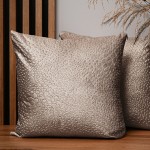 Dekoracyjna poszewka na poduszkę 45x45 cm w kolorze beżowym z tkaniny welurowej z teksturą “kropelki”  
