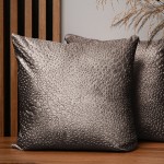 Dekoracyjna poszewka na poduszkę 45x45 cm w kolorze ciemnobeżowym z tkaniny welurowej z teksturą “kropelki”