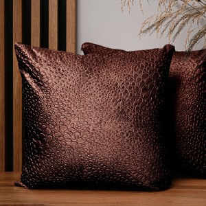 Dekoracyjna poszewka na poduszkę 45x45 cm w kolorze czerwono-brązowym z tkaniny welurowej z teksturą “kropelki” 