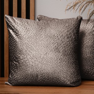 Dekoracyjna poszewka na poduszkę 50x50 cm w kolorze ciemnobeżowym z tkaniny welurowej z teksturą “kropelki" 