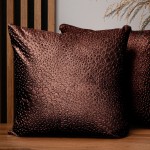 Dekoracyjna poszewka na poduszkę 50x50 cm w kolorze czerwono-brązowym z tkaniny welurowej z teksturą “kropelki" 
