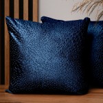 Dekoracyjna poszewka na poduszkę 50x50 cm w kolorze niebieskim z tkaniny welurowej z teksturą “kropelki"  