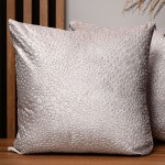 Dekoracyjna poszewka na poduszkę 55x55 cm w kolorze pudrowego różu z tkaniny welurowej z teksturą “kropelki" 