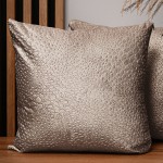 Dekoracyjna poszewka na poduszkę 55x55 cm w kolorze beżowym z tkaniny welurowej z teksturą “kropelki" 