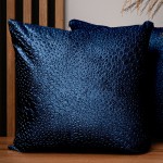 Dekoracyjna poszewka na poduszkę 55x55 cm w kolorze niebieskim z tkaniny welurowej z teksturą “kropelki" 