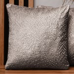 Dekoracyjna poszewka na poduszkę 60x60 cm w kolorze ciemnobeżowym z tkaniny welurowej z teksturą “kropelki"