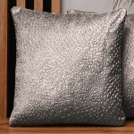 Dekoracyjna poszewka na poduszkę 60x60 cm w kolorze stalowym z tkaniny welurowej z teksturą “kropelki"