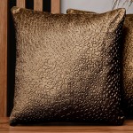 Dekoracyjna poszewka na poduszkę 60x60 cm w kolorze karmelowym z tkaniny welurowej z teksturą “kropelki" 