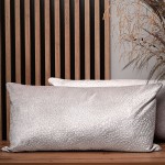 Dekoracyjna poszewka na poduszkę 40x80 cm w kolorze pudrowego różu z tkaniny welurowej z teksturą “kropelki”