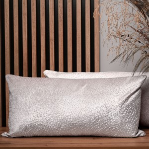 Dekoracyjna poszewka na poduszkę 40x80 cm w kolorze pudrowego różu z tkaniny welurowej z teksturą “kropelki”