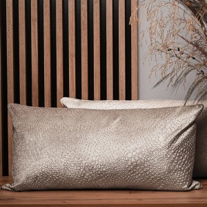 Dekoracyjna poszewka na poduszkę 40x80 cm w kolorze beżowym  z tkaniny welurowej z teksturą “kropelki” 