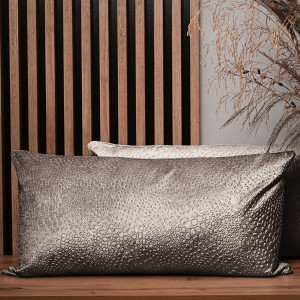 Dekoracyjna poszewka na poduszkę 40x80 cm w kolorze ciemnobeżowym  z tkaniny welurowej z teksturą “kropelki”  