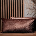 Dekoracyjna poszewka na poduszkę 40x80 cm w kolorze czerwono-brązowym z tkaniny welurowej z teksturą “kropelki” 