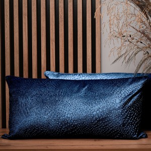 Dekoracyjna poszewka na poduszkę 40x80 cm w kolorze niebieskim z tkaniny welurowej z teksturą “kropelki”  