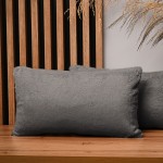 Dekoracyjna poszewka na poduszkę 30x50 cm w kolorze ciemnoszarym z imitacji futra 