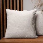 Dekoracyjna poszewka na poduszkę 45x45 cm w kolorze jasnoszarym z imitacji futra 