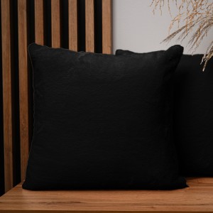 Dekoracyjna poszewka na poduszkę 45x45 cm w kolorze czarnym z imitacji futra