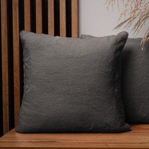 Dekoracyjna poszewka na poduszkę 45x45 cm w kolorze ciemnoszarym z imitacji futra