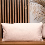 Dekoracyjna poszewka na poduszkę 40x80 cm w kolorze jasnoróżowym z imitacji futra