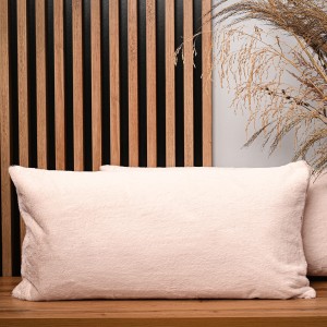 Dekoracyjna poszewka na poduszkę 40x80 cm w kolorze jasnoróżowym z imitacji futra
