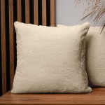 Dekoracyjna poszewka na poduszkę 50x50 cm w kolorze kremowym z imitacji futra