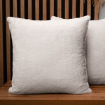 Dekoracyjna poszewka na poduszkę 55x55 cm w kolorze jasnoszarym z imitacji futra 
