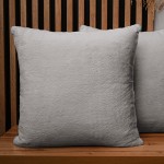 Dekoracyjna poszewka na poduszkę 55x55 cm w kolorze szarym z imitacji futra 