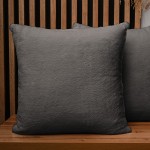 Dekoracyjna poszewka na poduszkę 55x55 cm w kolorze ciemnoszarym z imitacji futra 