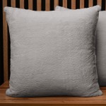 Dekoracyjna poszewka na poduszkę 60x60 cm w kolorze szarym z imitacji futra