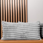 Dekoracyjna poszewka na poduszkę 40x80 cm w kolorze jasnoszarym z imitacji futra z przeszyciami