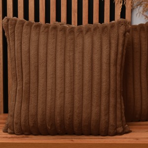 Dekoracyjna poszewka na poduszkę 60x60 cm w kolorze brązowym z imitacji futra z przeszyciami