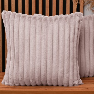 Dekoracyjna poszewka na poduszkę 60x60 cm w kolorze jasnoróżowym z imitacji futra z przeszyciami
