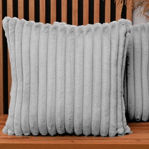 Dekoracyjna poszewka na poduszkę 60x60 cm w kolorze jasnoszarym z imitacji futra z przeszyciami