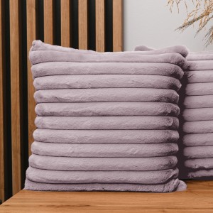 Dekoracyjna poszewka na poduszkę 45x45 cm w kolorze liliowym z imitacji futra z przeszyciami