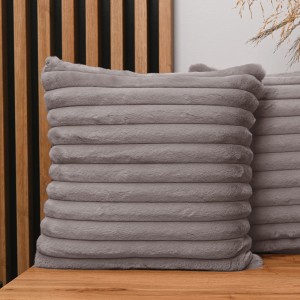 Dekoracyjna poszewka na poduszkę 45x45 cm w kolorze gołębim z imitacji futra z przeszyciami