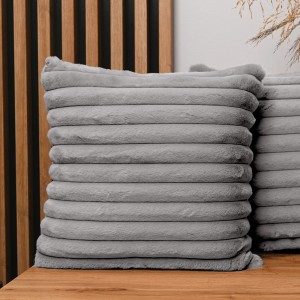 Dekoracyjna poszewka na poduszkę 45x45 cm w kolorze szarym z imitacji futra z przeszyciami