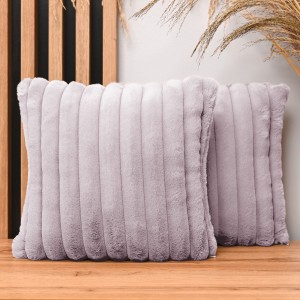 Dekoracyjna poszewka na poduszkę 35x35 cm w kolorze liliowym z imitacji futra z przeszyciami