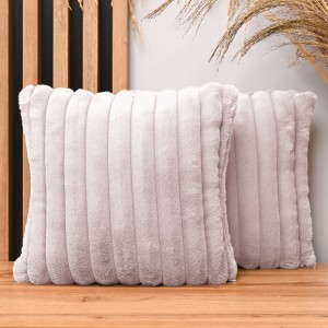 Dekoracyjna poszewka na poduszkę 35x35 cm w kolorze jasnoróżowym z imitacji futra z przeszyciami