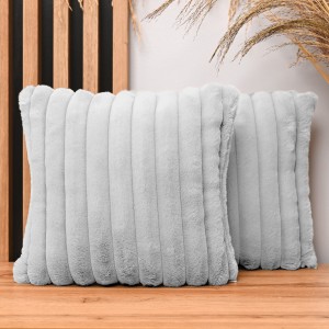 Dekoracyjna poszewka na poduszkę 35x35 cm w kolorze jasnoszarym z imitacji futra z przeszyciami