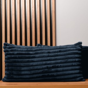 Dekoracyjna poszewka na poduszkę 40x80 cm w kolorze granatowym z imitacji futra z przeszyciami