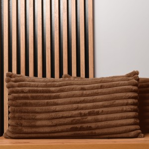 Dekoracyjna poszewka na poduszkę 40x80 cm w kolorze brązowym z imitacji futra z przeszyciami