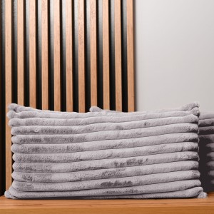 Dekoracyjna poszewka na poduszkę 40x80 cm w kolorze siwym z imitacji futra z przeszyciami