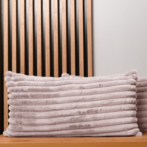 Dekoracyjna poszewka na poduszkę 40x80 cm w kolorze jasnoróżowym z imitacji futra z przeszyciami