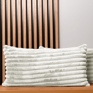 Dekoracyjna poszewka na poduszkę 40x80 cm w kolorze jasnoszarym z imitacji futra z przeszyciami